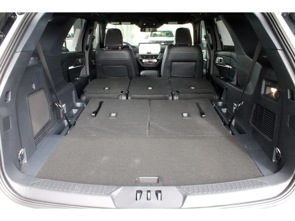 New 2026 Space White Metallic Ford ST-Line image 27