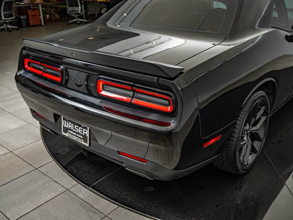 Used 2021 Pitch Black Clearcoat Dodge SXT image 15
