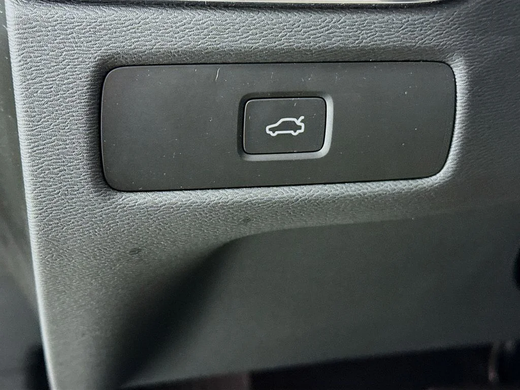 2026 Volvo XC60 Plus - Photo 11