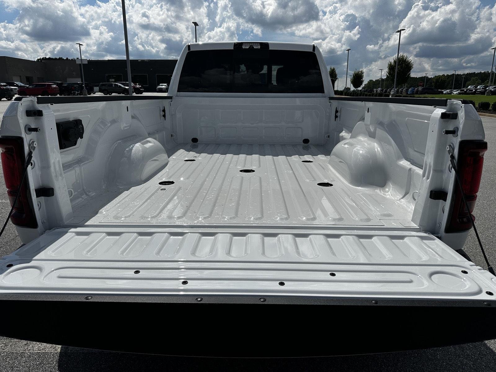 New 2026 Bright White Clear-Coat Exterior Paint RAM Tradesman image 16