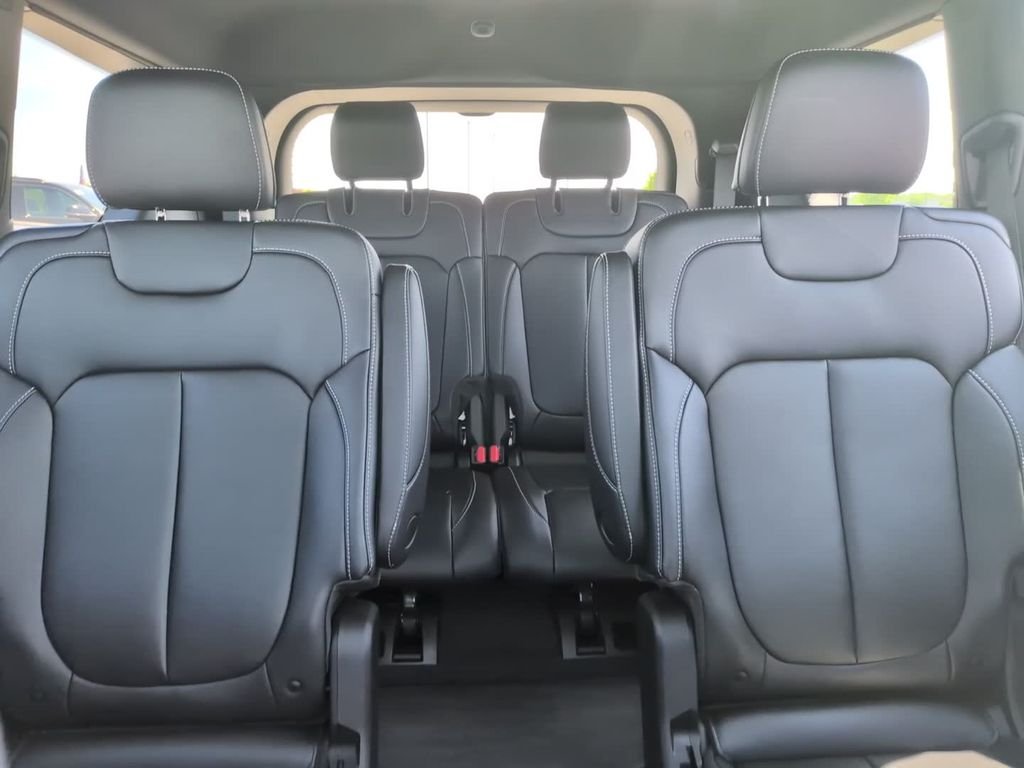 New 2026 Diamond Black Crystal Pearlcoat Jeep Limited image 25