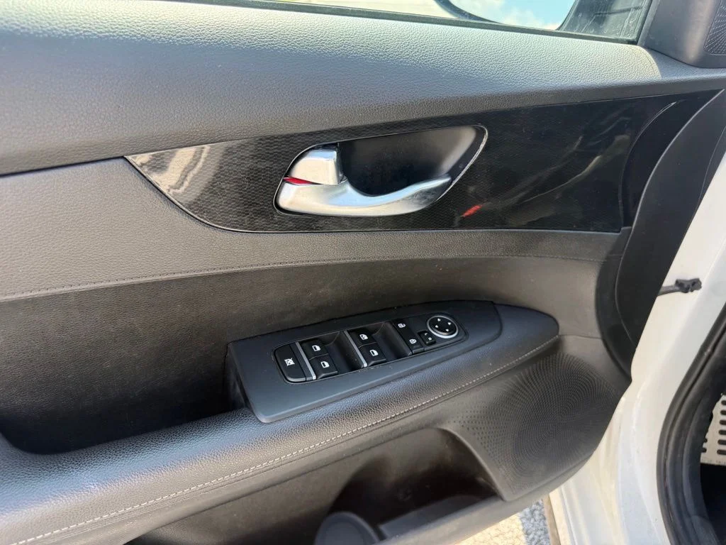Used 2023 White Kia GT-Line image 5