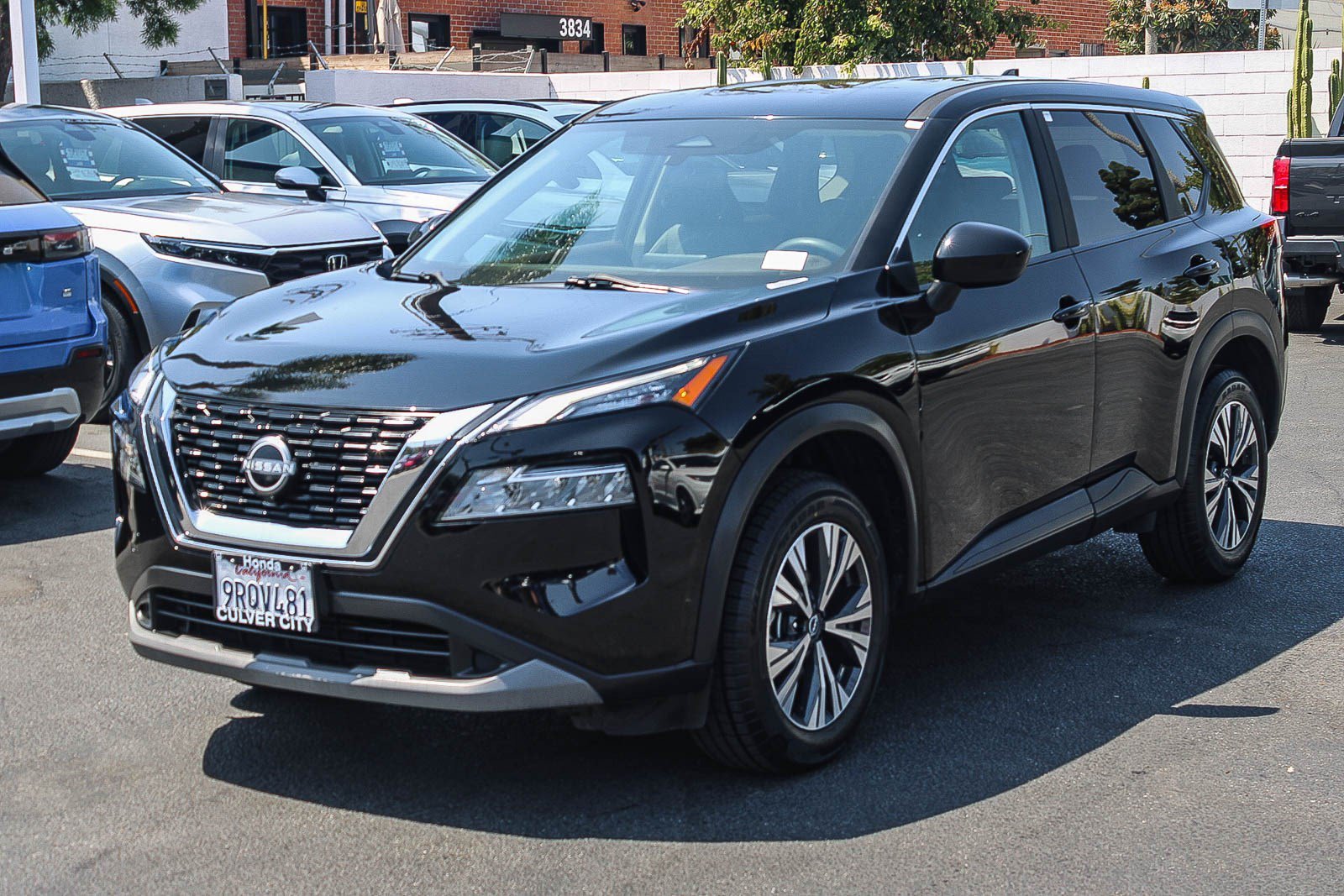Used 2023 Super Black Nissan SV image 3