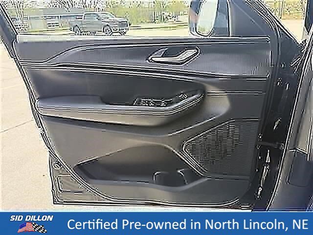Used 2023 Diamond Black Crystal Pearlcoat Jeep Laredo image 19