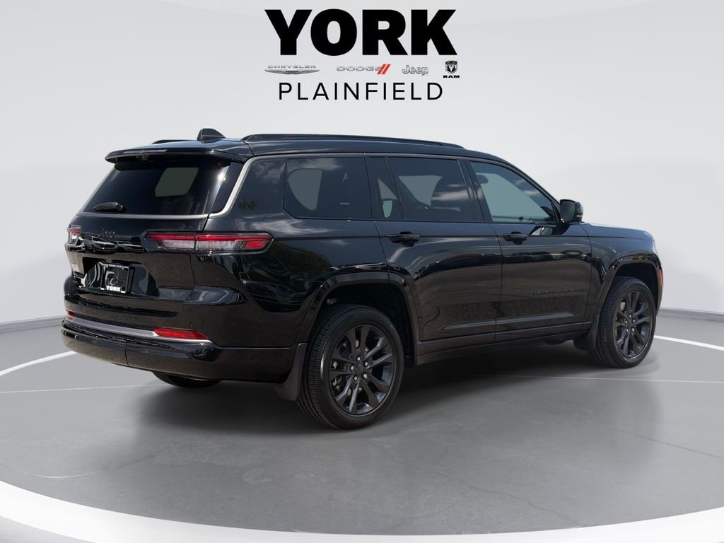 New 2026 Diamond Black Crystal Pearl-Coat Exterior Paint Jeep Limited image 5