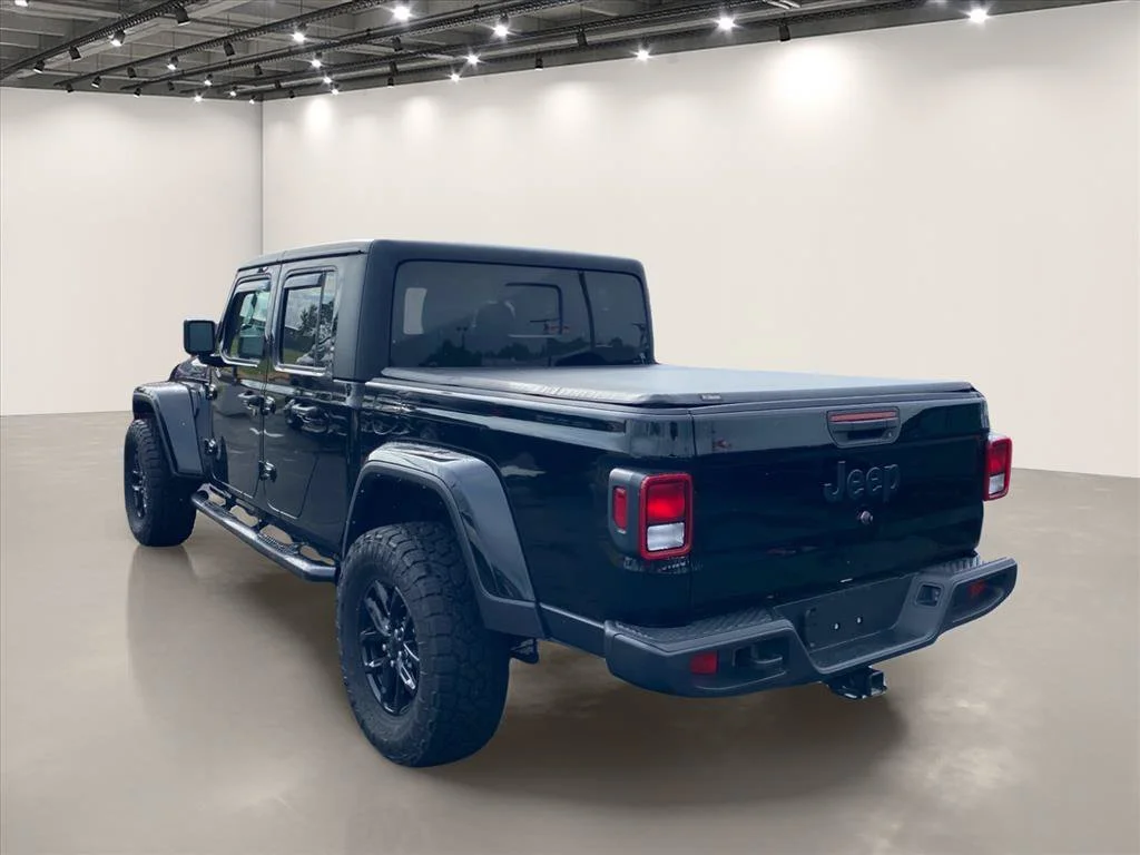 Used 2022 Black Clearcoat Jeep Altitude image 5