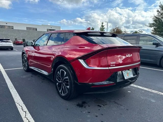 Used 2024 Red Kia Wind image 3