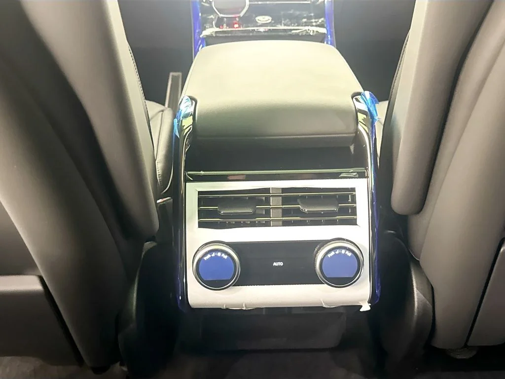 New 2026 Ionian Silver in Gloss finish Land Rover Autobiography image 25