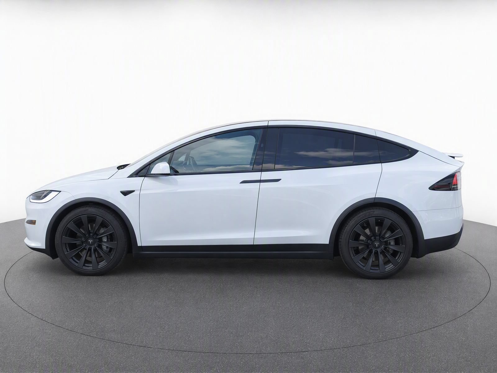 Used 2023 White Tesla NA image 4