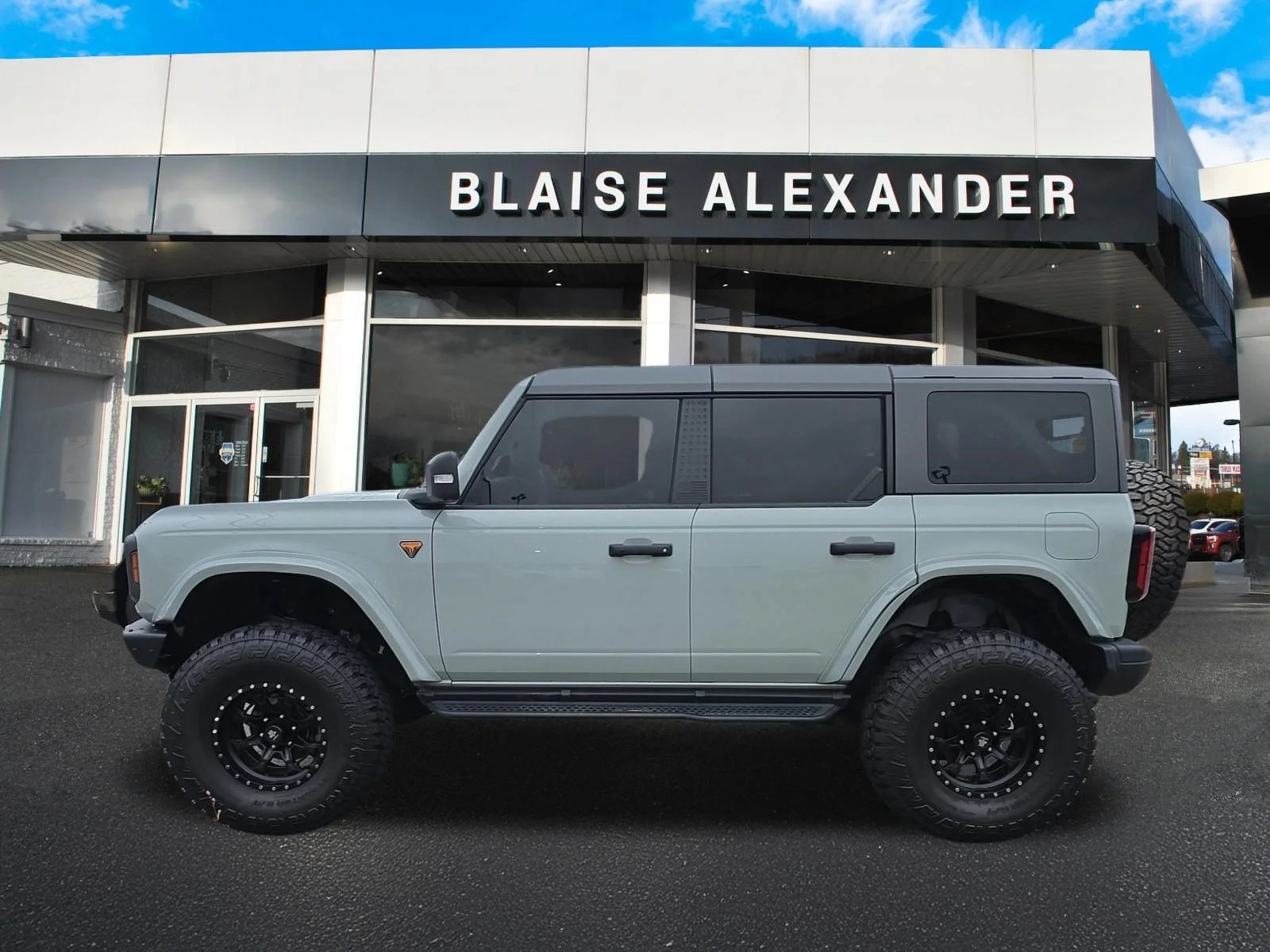 Used 2023 Cactus Gray Ford Badlands image 7