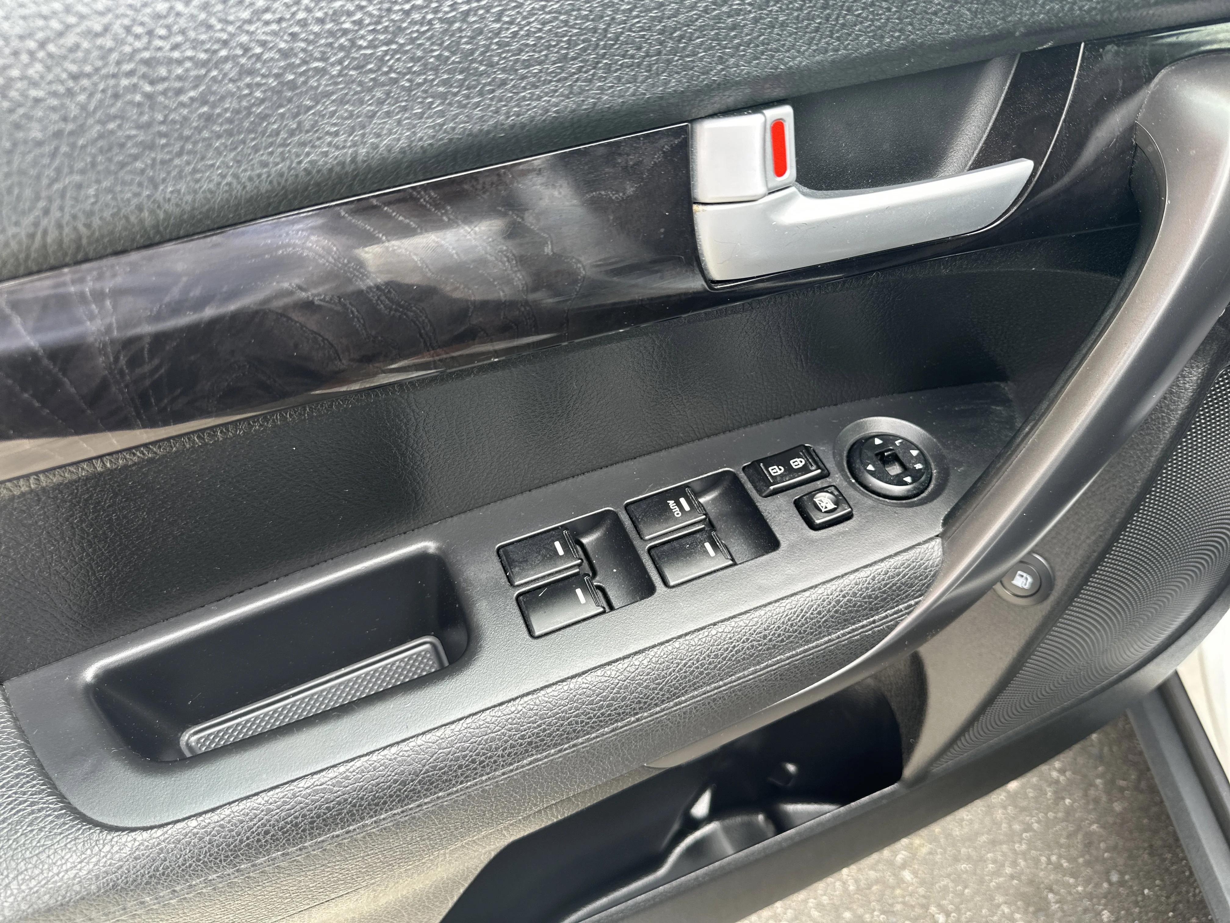 Used 2015 Snow White Pearl Kia LX image 9