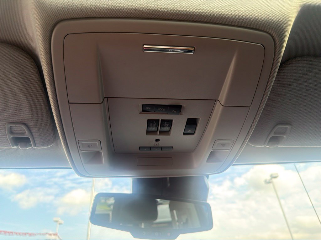 Used 2018 Green GMC Denali image 16