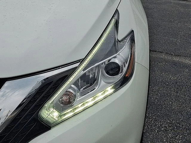 Used 2018 White Nissan Platinum image 9