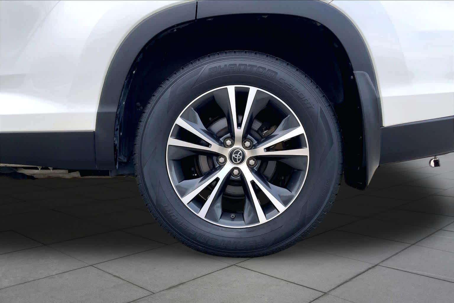 Used 2019 Blizzard Pearl Toyota LE image 10