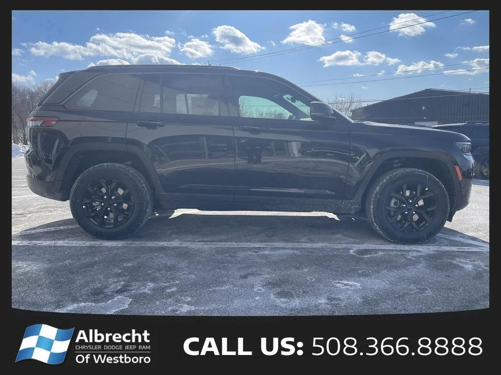 New 2026 Diamond Black Crystal Pearl-Coat Exterior Paint Jeep Altitude image 6