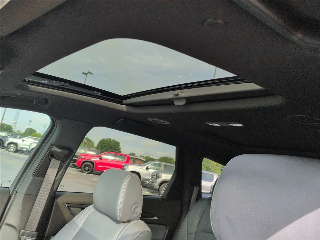 Used 2024 White Frost Tricoat Buick Essence image 19