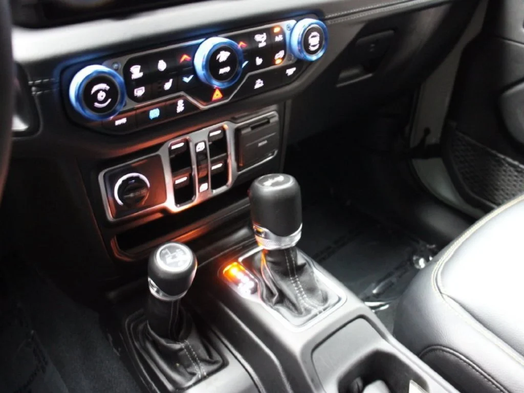 Used 2024 Earl Clearcoat Jeep Sahara 4xe image 22