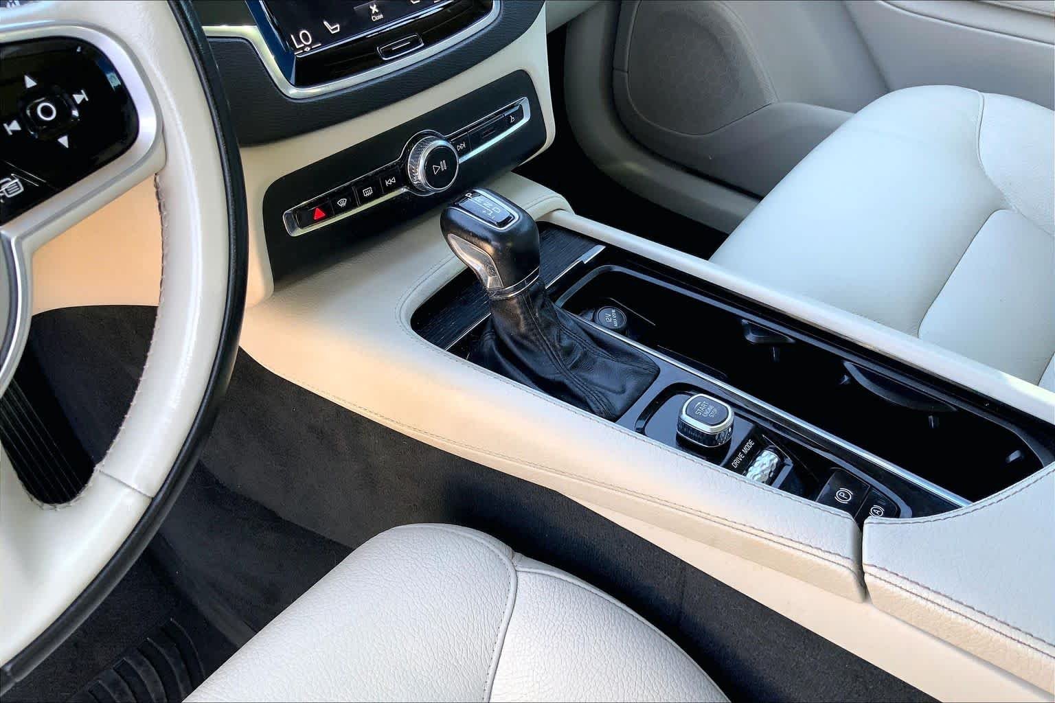 Used 2020 Onyx Black Metallic Volvo Momentum image 16