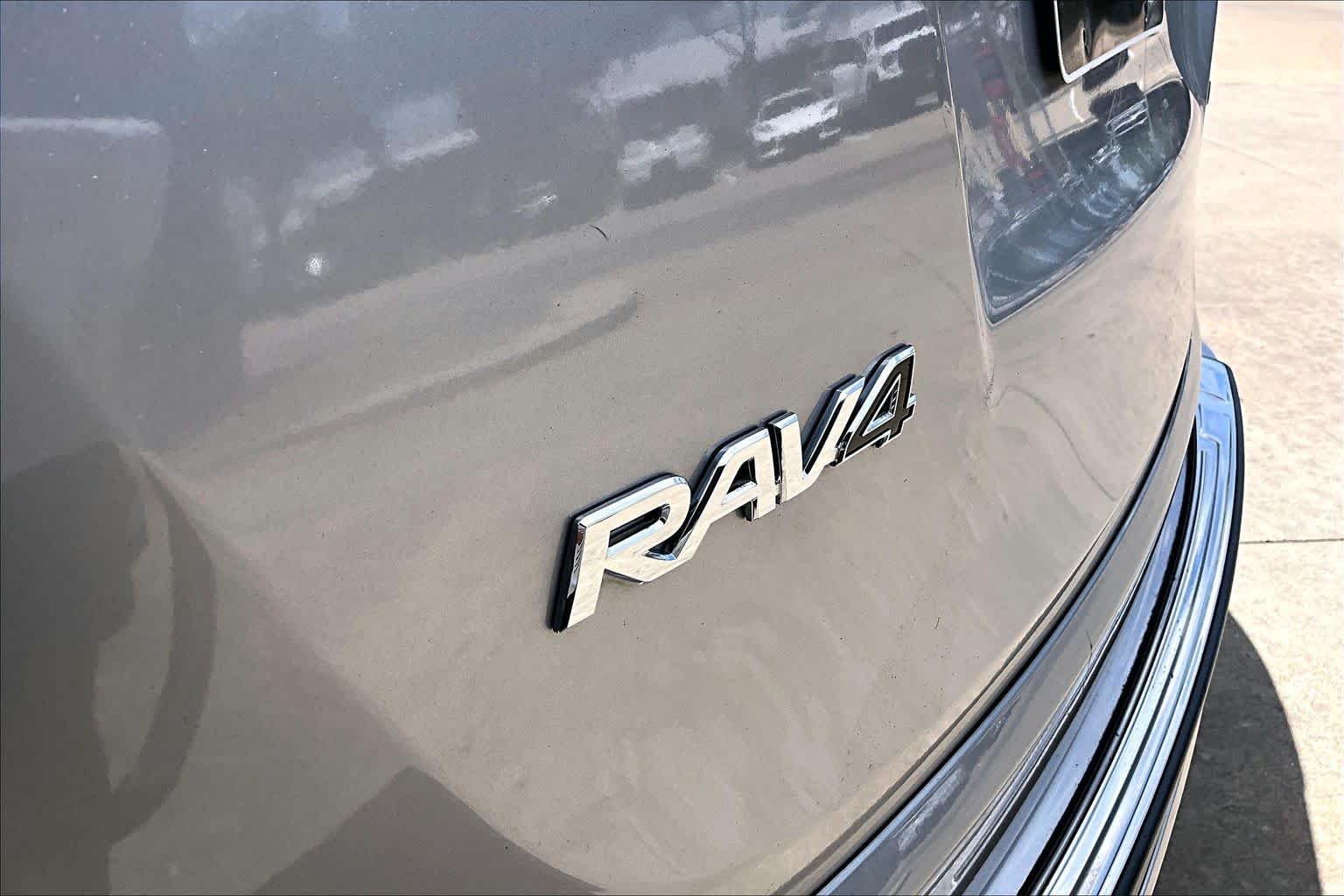 Used 2017 Silver Sky Metallic Toyota Limited image 31