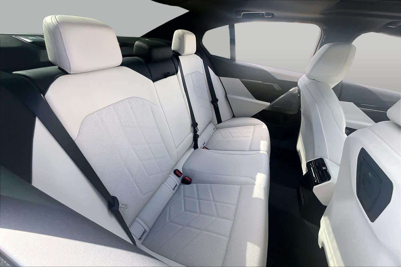 Used 2027 Mineral White Metallic BMW 540i xDrive image 18