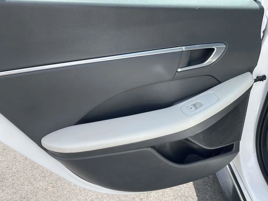 Used 2023 White Hyundai SEL image 11