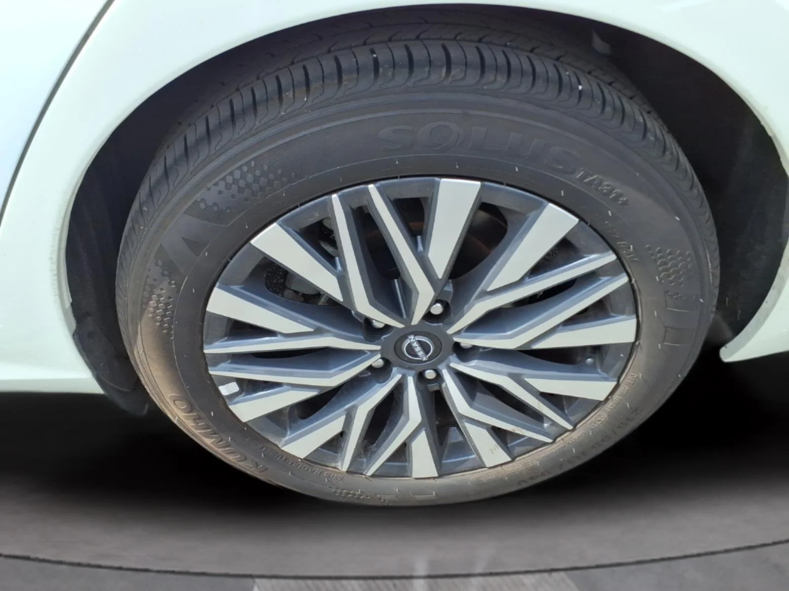 Used 2025 Glacier White Nissan SV image 30