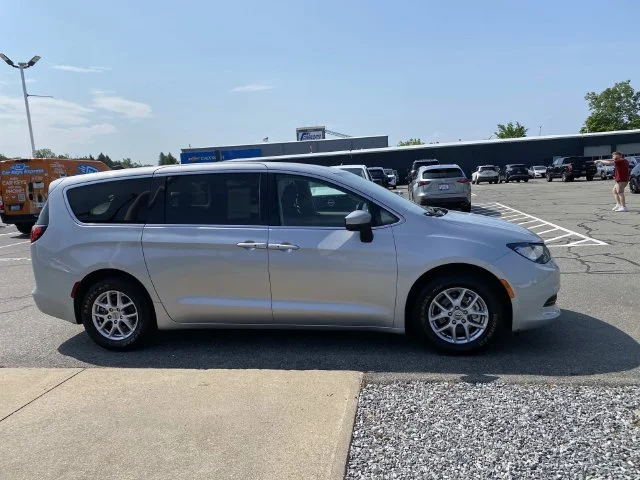 Used 2023 Silver Chrysler LX image 8