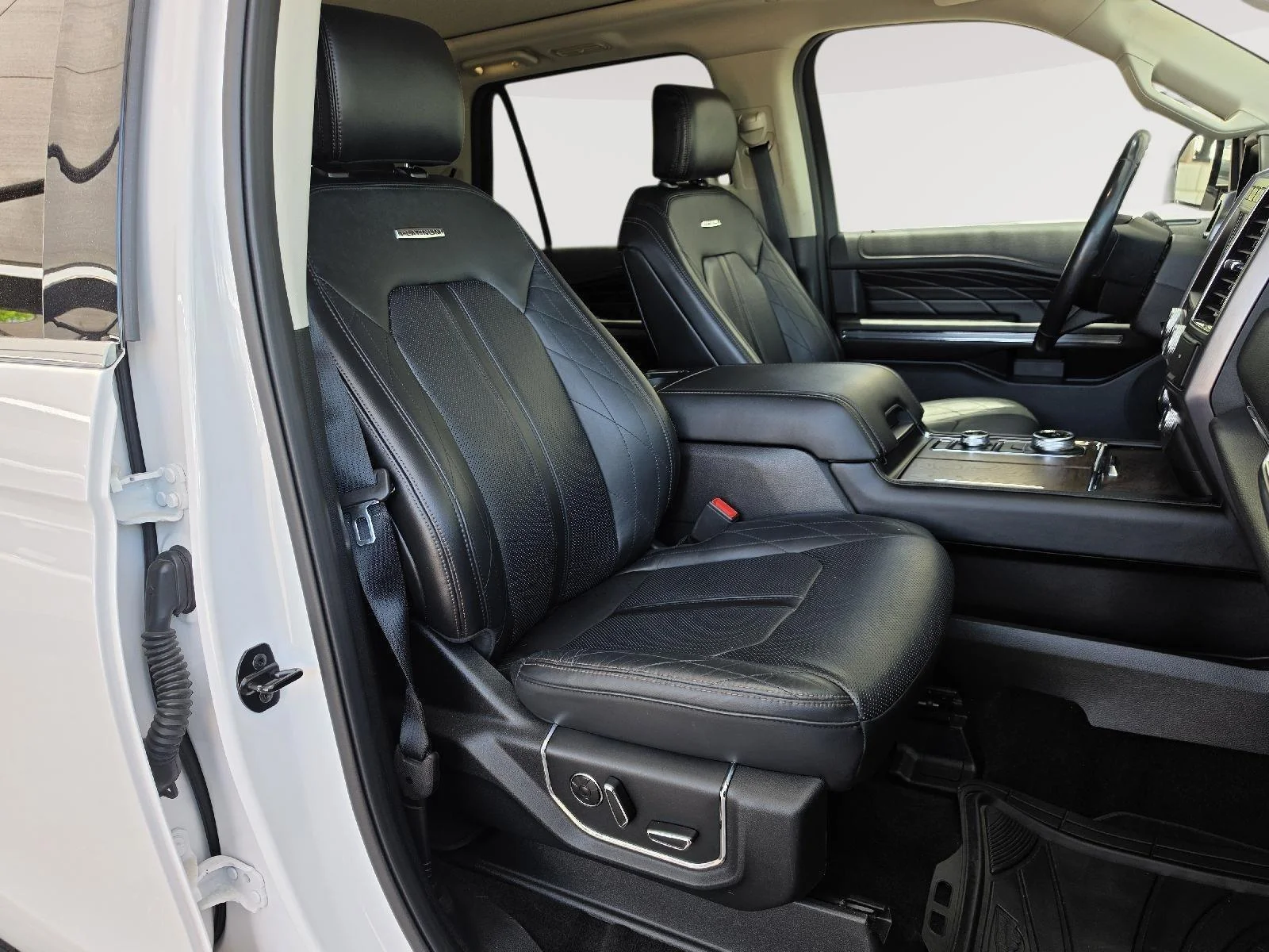 Used 2019 White Platinum Metallic Tri-Coat Ford Platinum image 27