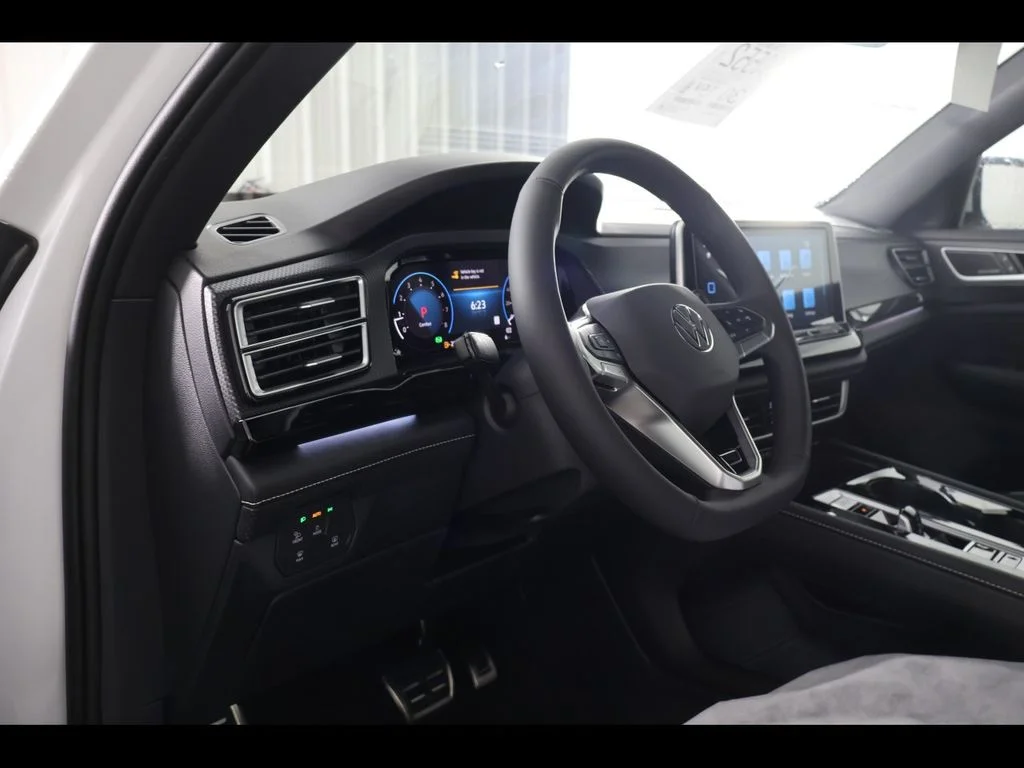 2026 Volkswagen Atlas Cross Sport SEL Premium R-LINE - Photo 18