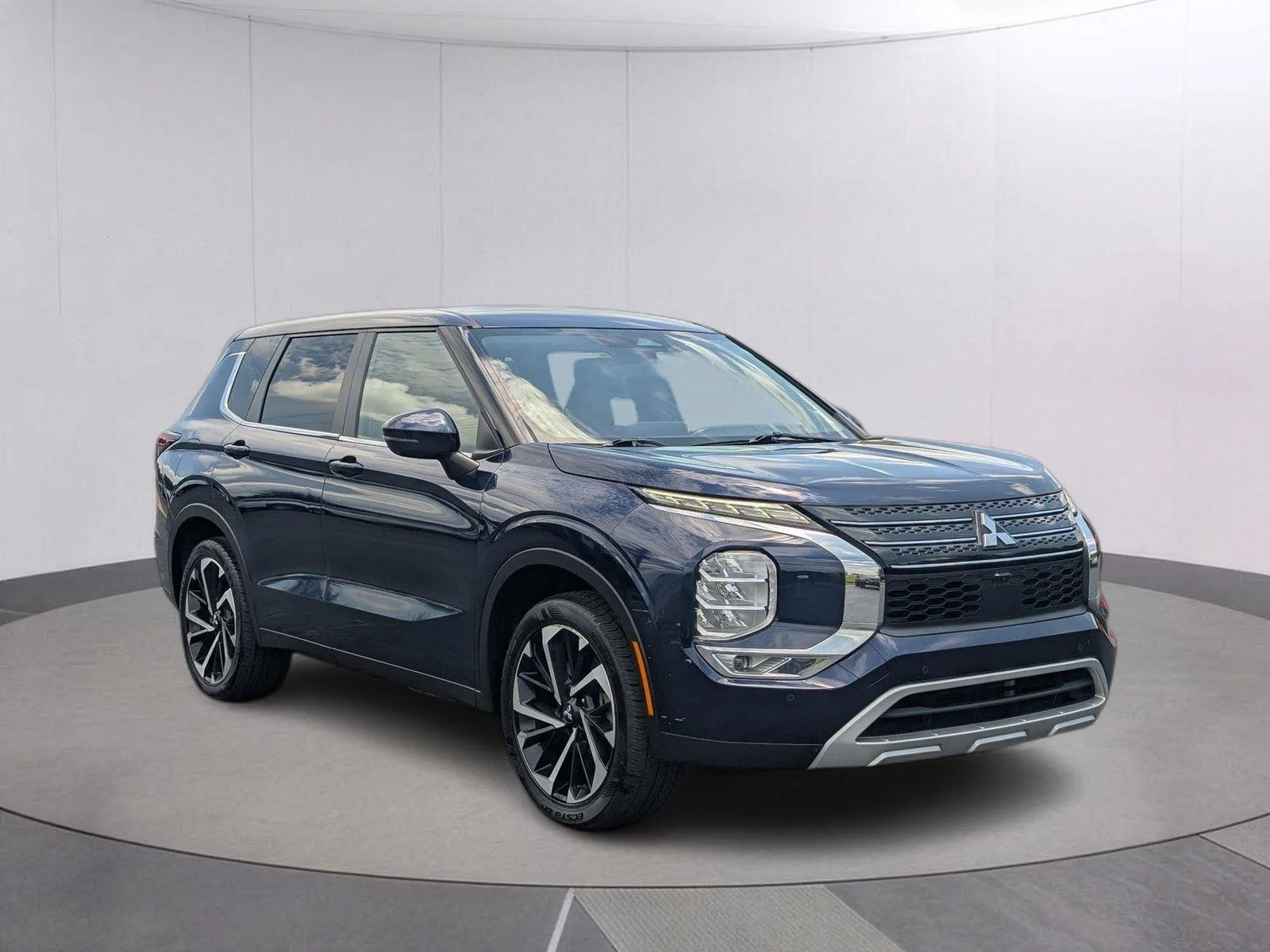 Used 2024 Cosmic Blue Metallic Mitsubishi SE image 7