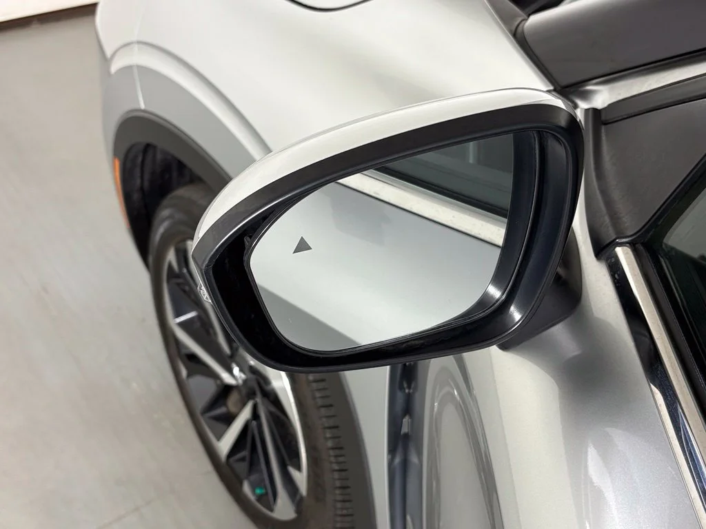 Used 2024 Silver Mitsubishi  image 12