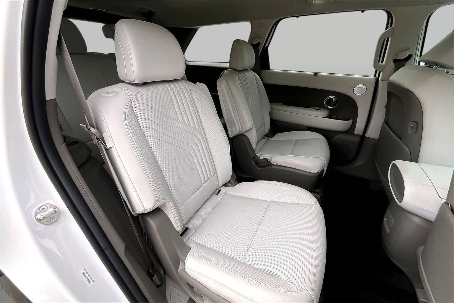 Used 2026 Creamy White Pearl Hyundai Blue SEL Premium 7P image 21