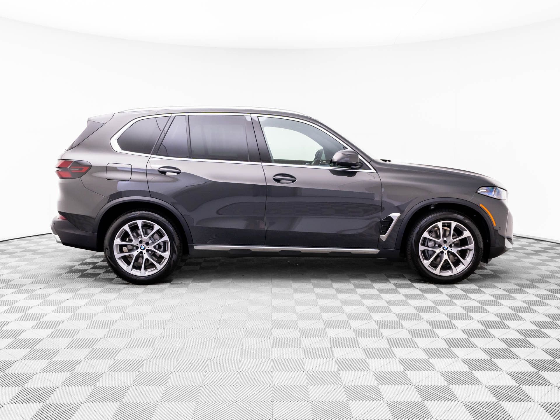 New 2026 Dravit Grey Metallic BMW xDrive40i image 7