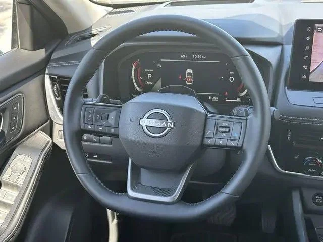 Used 2025 White/off-white Nissan SL image 24