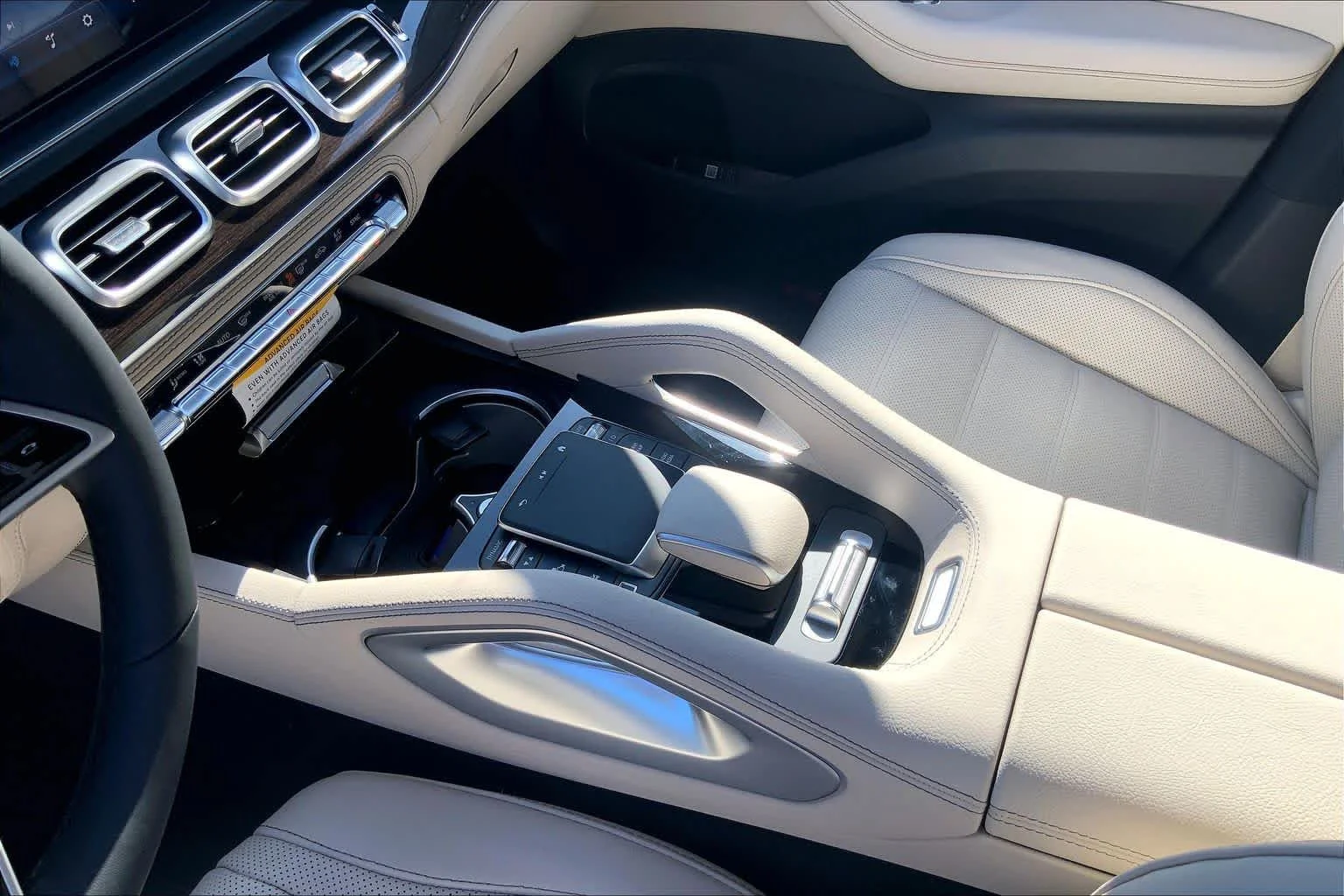 New 2026 MANUFAKTUR Moonlight White Metallic Mercedes-Benz GLE 450 image 7