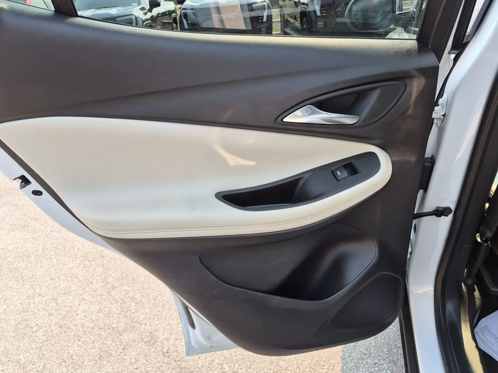 Used 2023 White Buick Select image 33