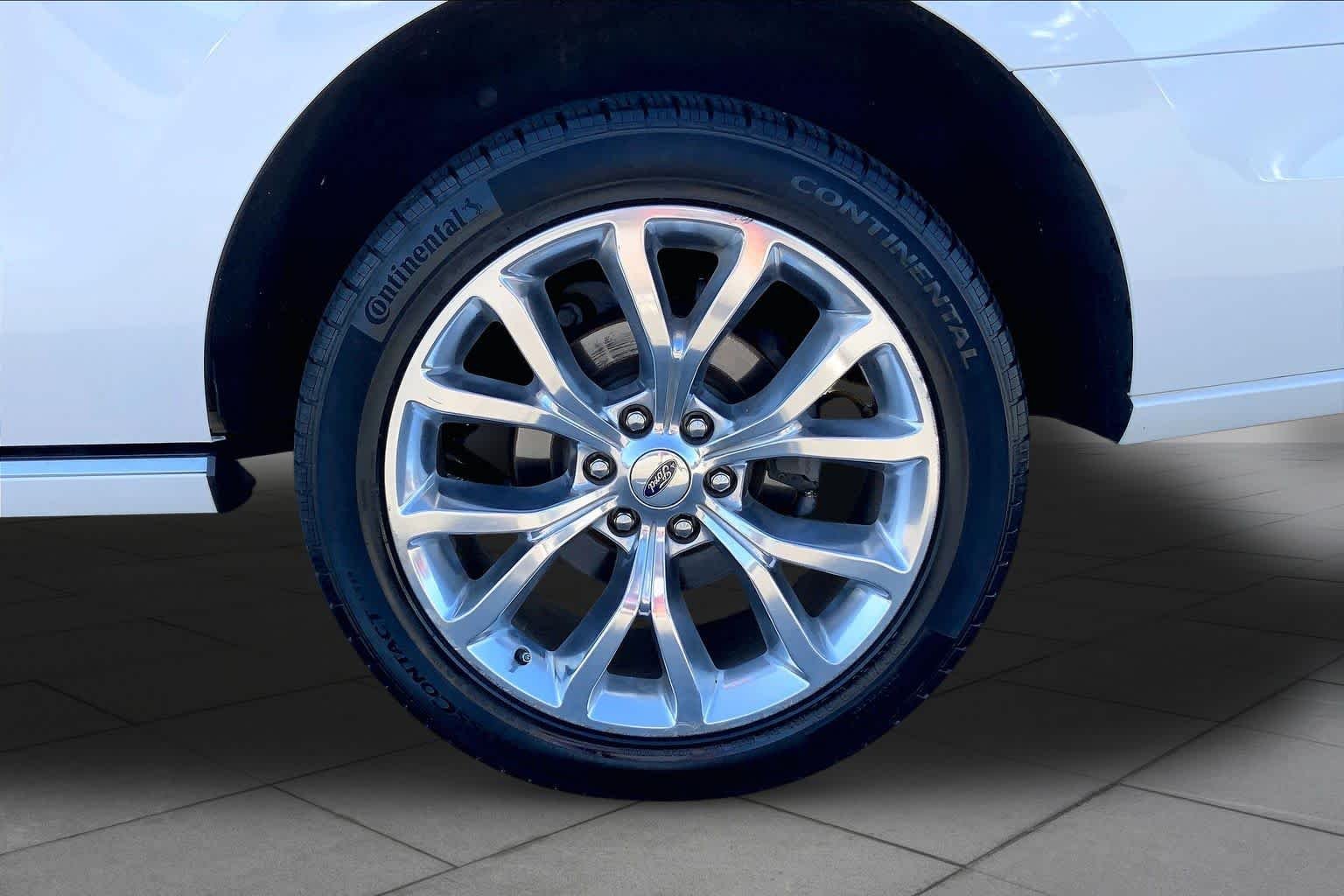 Used 2018 White Platinum Metallic Tri-Coat Ford Platinum image 10