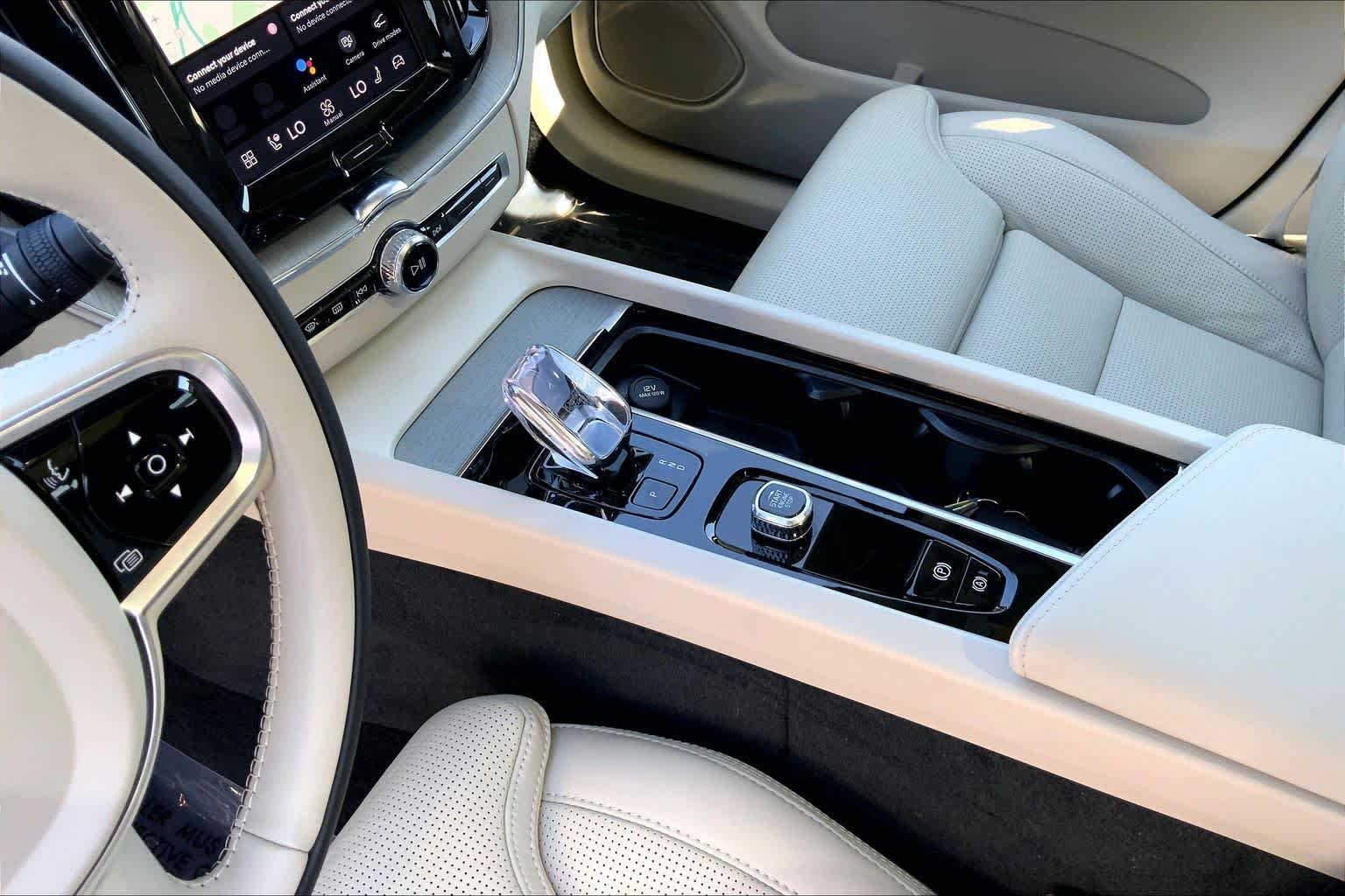 Used 2024 Crystal White Metallic Volvo Ultimate Dark Theme image 17