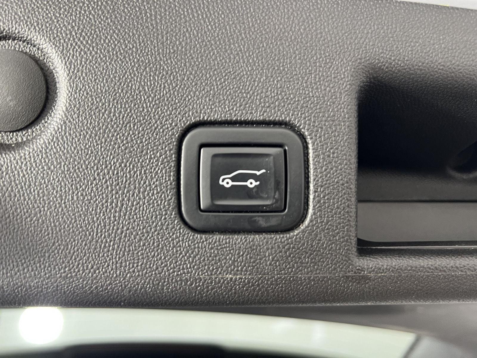 Used 2022 Summit White Chevrolet LT image 21
