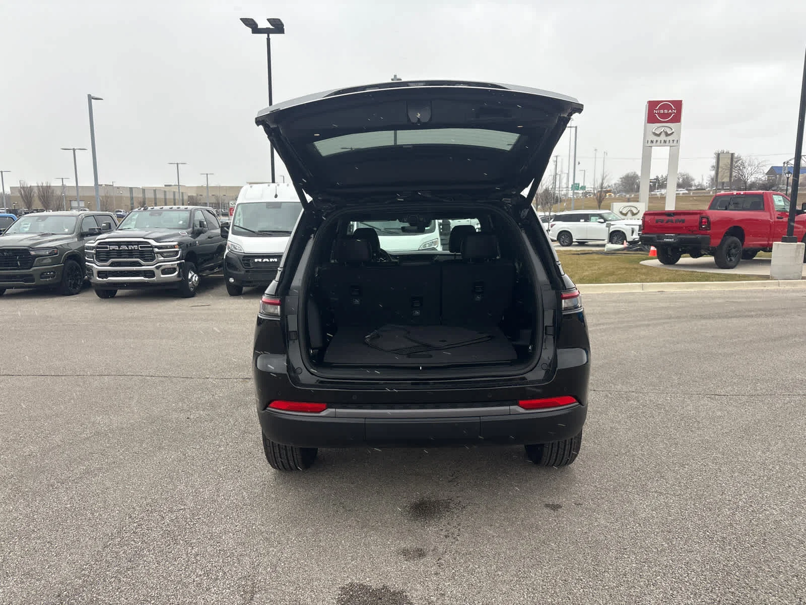 New 2026 Diamond Black Crystal Pearlcoat Jeep Laredo Altitude image 11