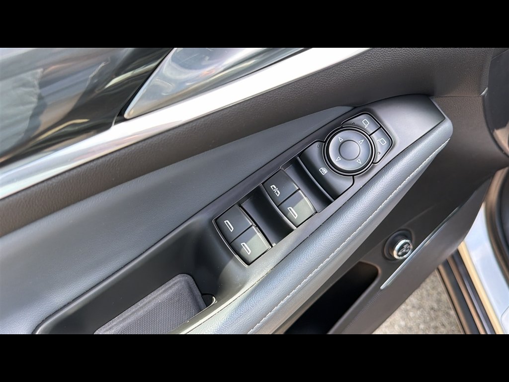 Used 2021 Includes Spectra Gray lower exterior accent color.) Buick Essence image 8