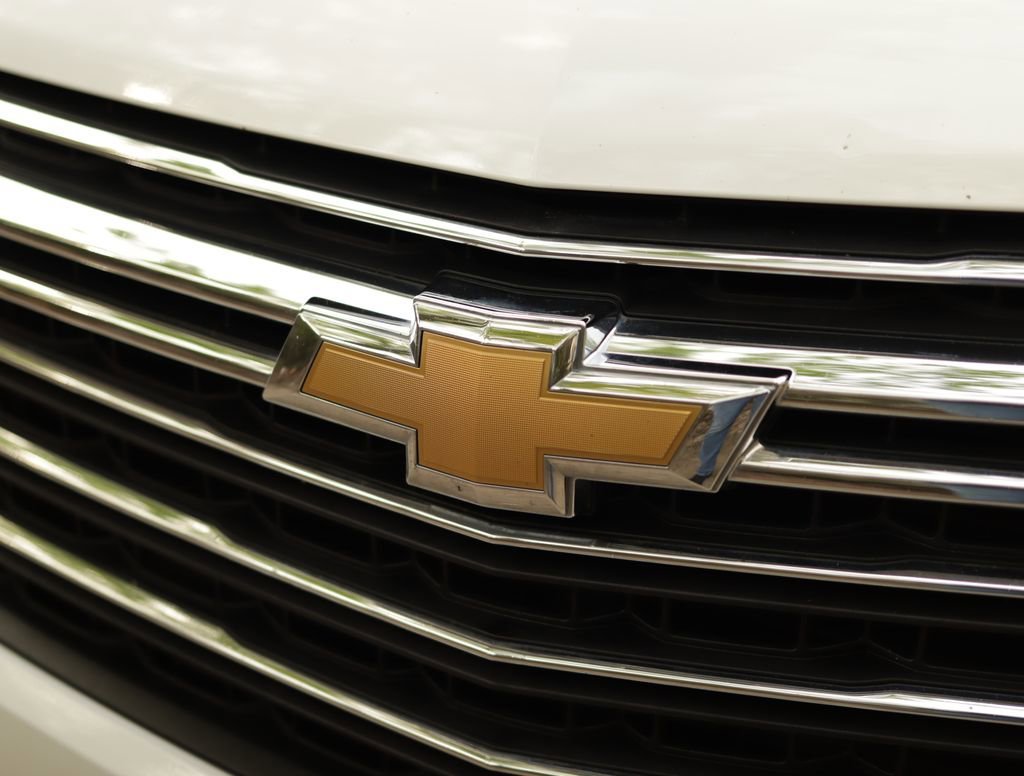 Used 2023 Summit White Chevrolet LT Cloth image 35