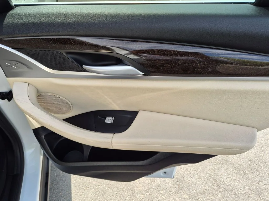 Used 2024 White BMW sDrive30i image 19