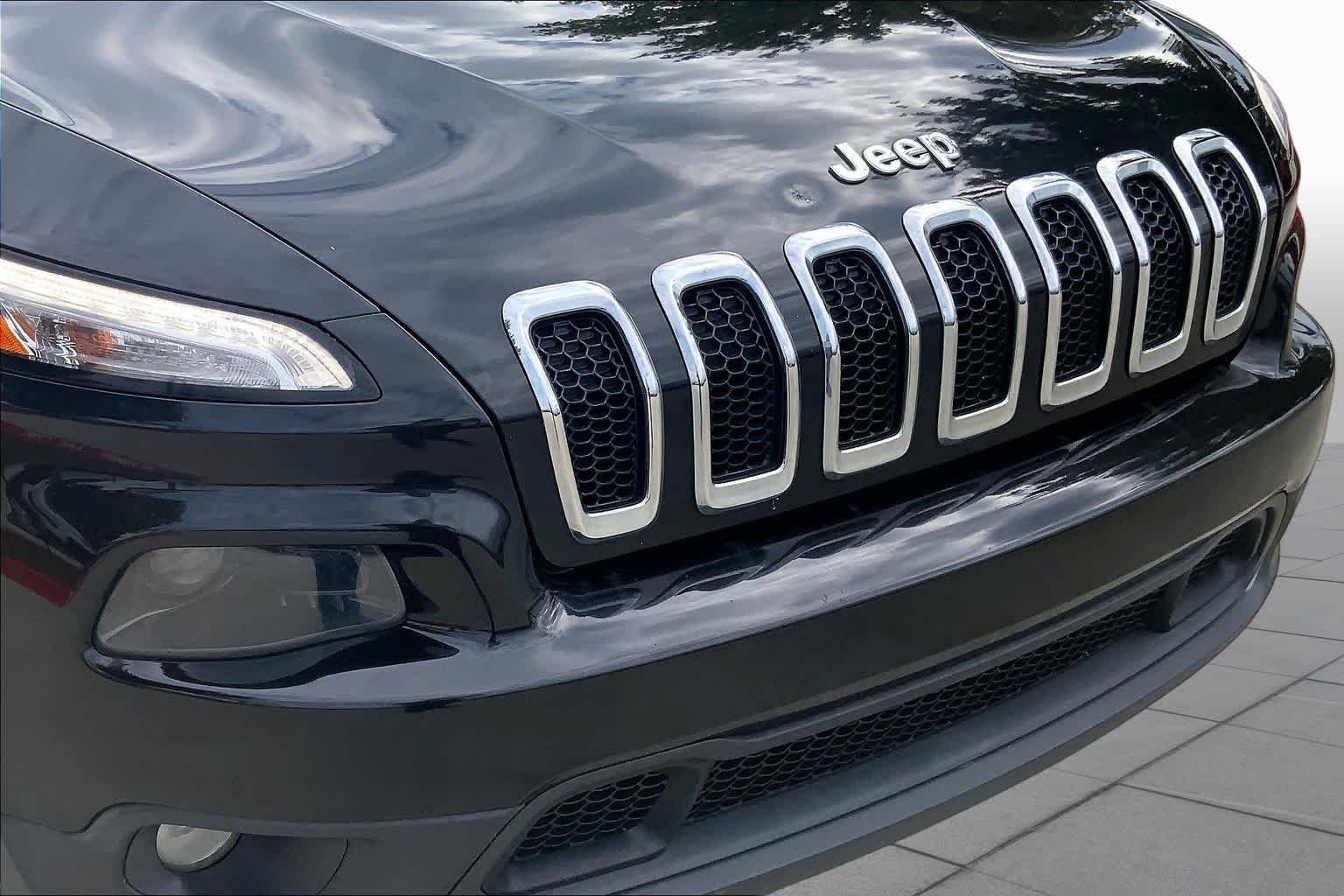 Used 2015 Brilliant Black Crystal Pearlcoat Jeep Latitude image 32