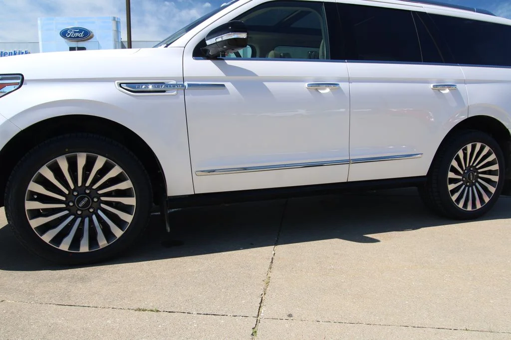 Used 2019 White Platinum Tri-Coat Metallic Lincoln Reserve image 11