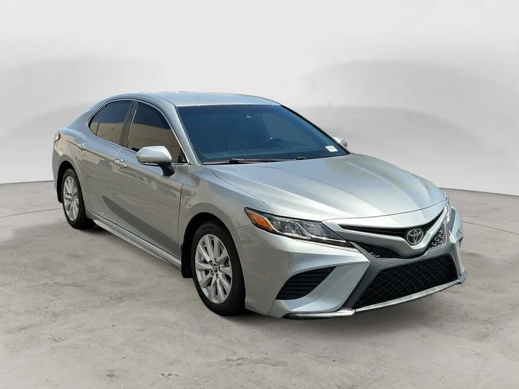 Used 2019 Silver Toyota SE image 3