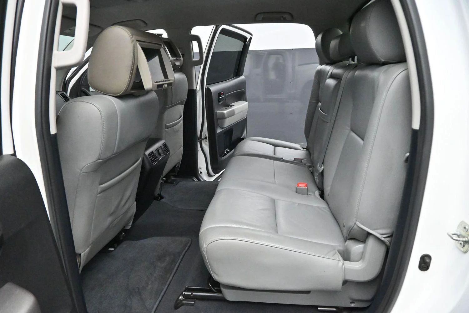 Used 2013 Super White Toyota Grade image 27