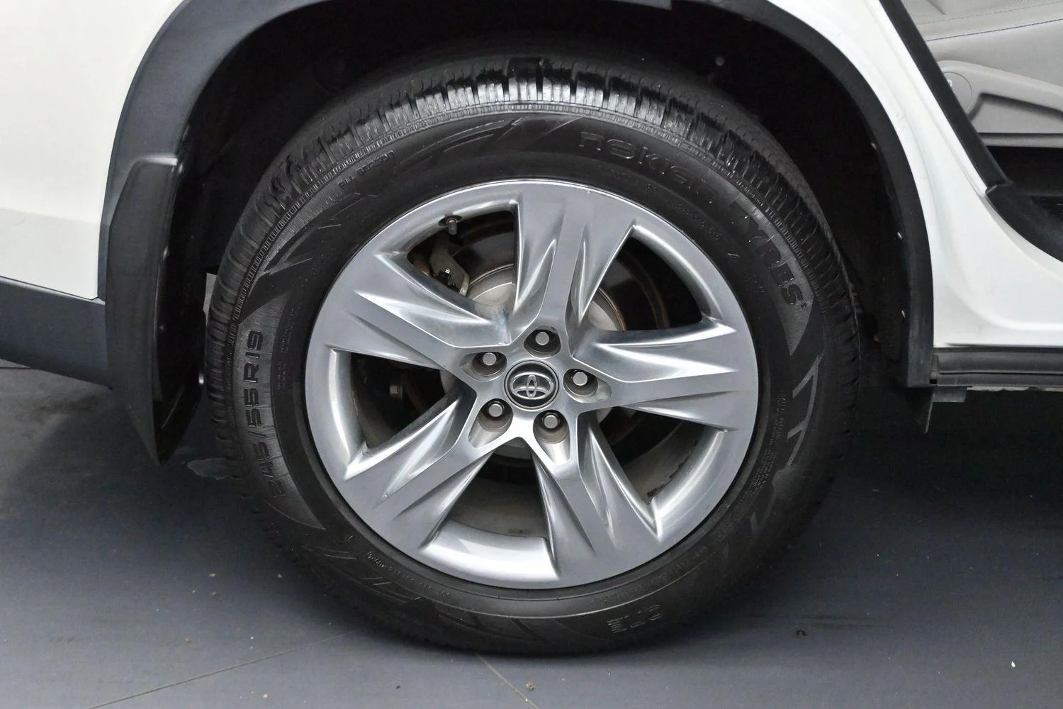 Used 2017 Blizzard Pearl Toyota Limited image 41