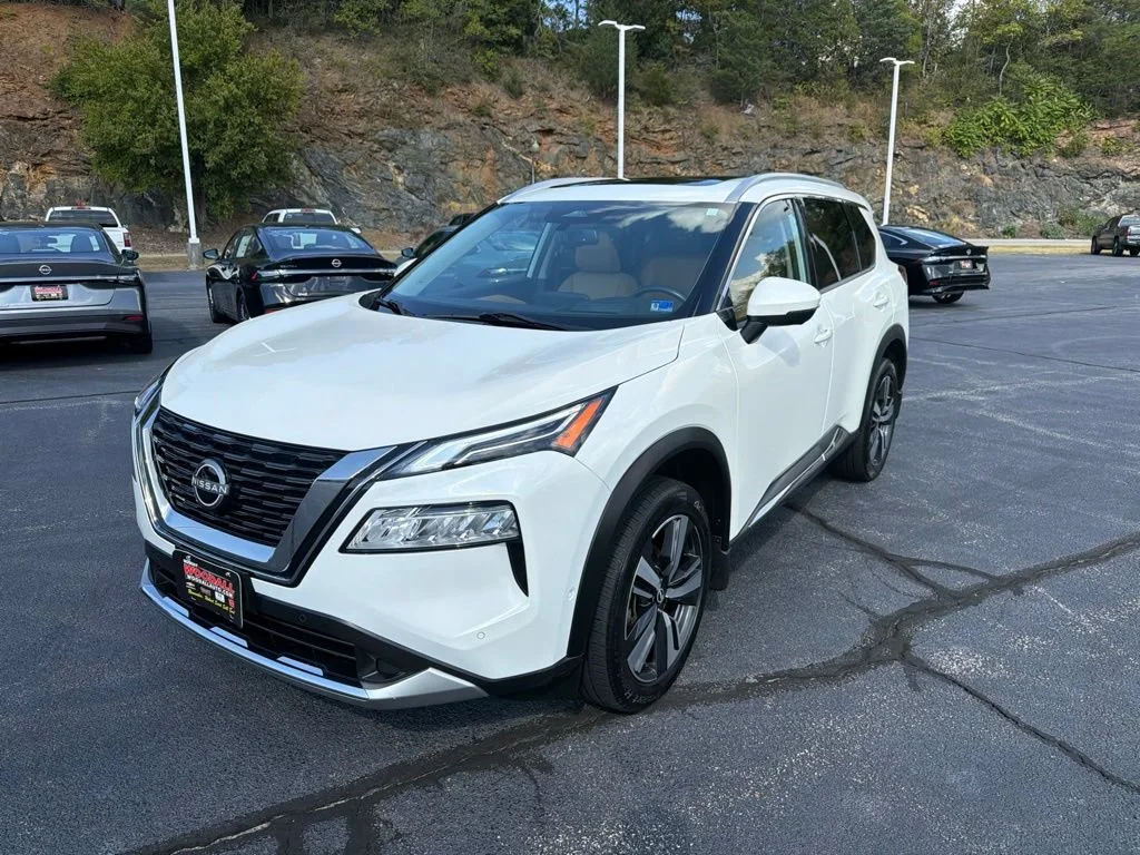 Used 2023 White Nissan Platinum image 3