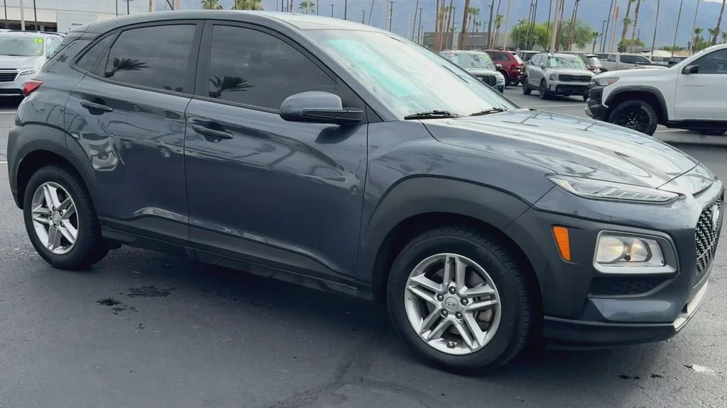 Used 2021 Gray Hyundai SE image 3